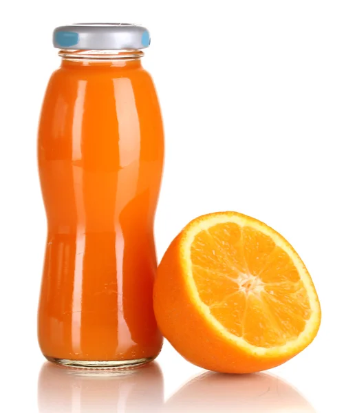 Sumo de laranja delicioso em uma garrafa e laranja ao lado isolado em branco — Fotografia de Stock