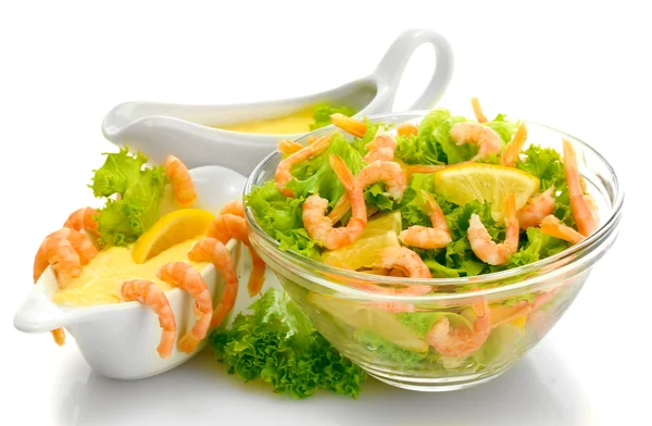 Salat mit Garnelen, Zitronen- und Salatblättern in Schüssel und Soße, isoliert auf weiß — Stockfoto