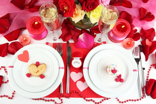Сервировка стола в честь Дня Святого Валентина крупным планом — стоковое фото