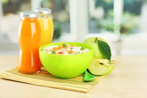 Sabrosos alimentos dietéticos y botellas de jugo, sobre una mesa de madera —  Fotos de Stock