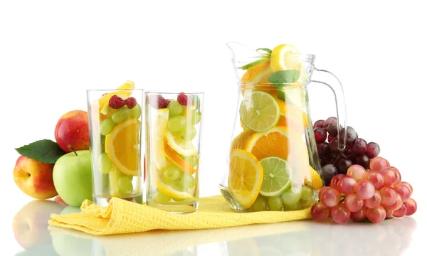 Jarra transparente e copos com frutas cítricas, isolado em branco — Fotografia de Stock
