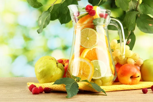 Burk med citrusfrukter och hallon på grön bakgrund — Stockfoto