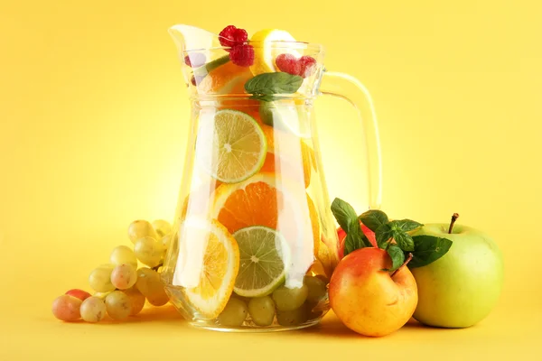 Transparante pot met citrusvruchten en frambozen, geïsoleerd op wit — Stockfoto