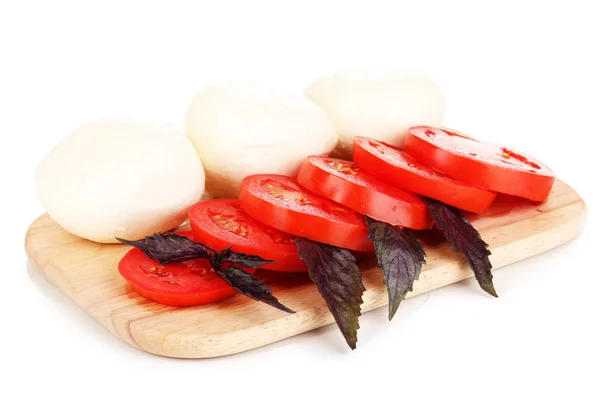 Smaczne mozzarella z pomidorami na na białym tle deska do krojenia — Zdjęcie stockowe