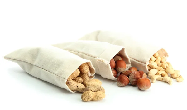 Surtido de sabrosas nueces en bolsas, aisladas en blanco — Foto de Stock