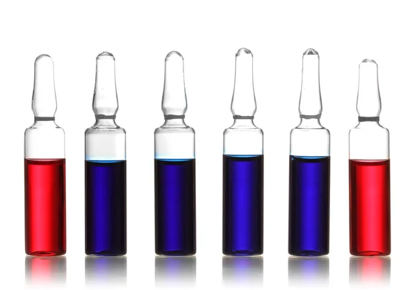 Na białym tle medyczne ampułki z cieczy, czerwony i niebieski, — Zdjęcie stockowe