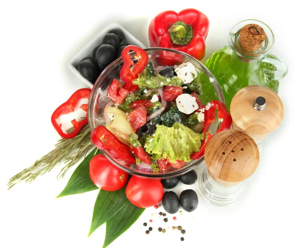 Salada grega fresca em taça de vidro cercada por ingredientes para cozinhar isolada em branco — Fotografia de Stock