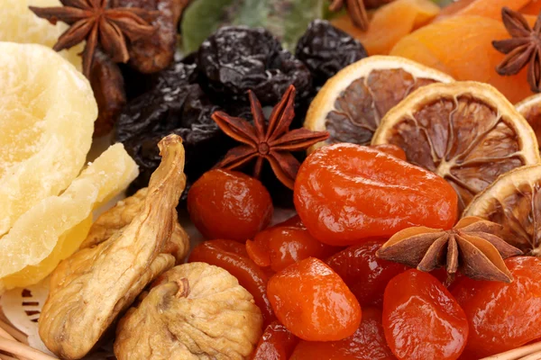 Frutas secas con estrellas de canela y anís de cerca — Foto de Stock