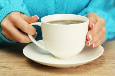 bir fincan tutan eller sıcak içecek, yakın çekim