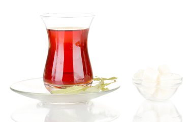 Beyaz üzerine izole edilmiş bir bardak Türk çayı