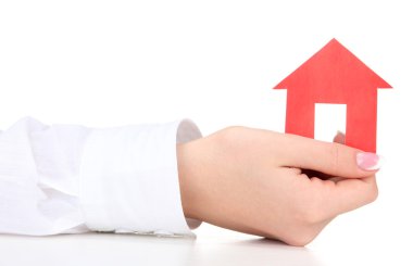 Konsept: kadın el ile üzerine beyaz izole kağıt evi