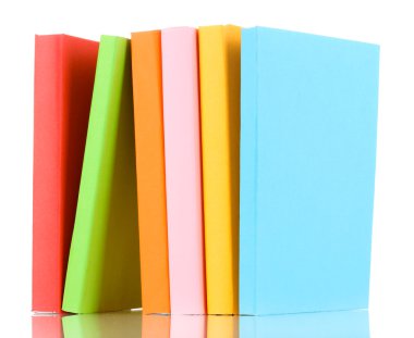 çok renkli kitap üzerinde beyaz izole yığını