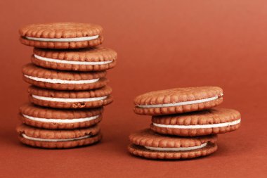 kahverengi zemin üzerine krem tabakası ile çikolatalı kurabiye