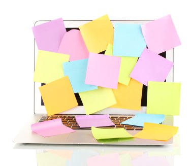 Boş etiketleri üzerinde beyaz izole olan dizüstü bilgisayar