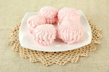 açık renkli plaka üzerinde Marshmallows