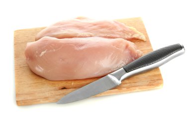 çiğ tavuk eti üzerinde beyaz izole kesme tahtası üzerinde