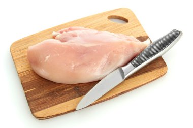 çiğ tavuk eti üzerinde beyaz izole kesme tahtası üzerinde