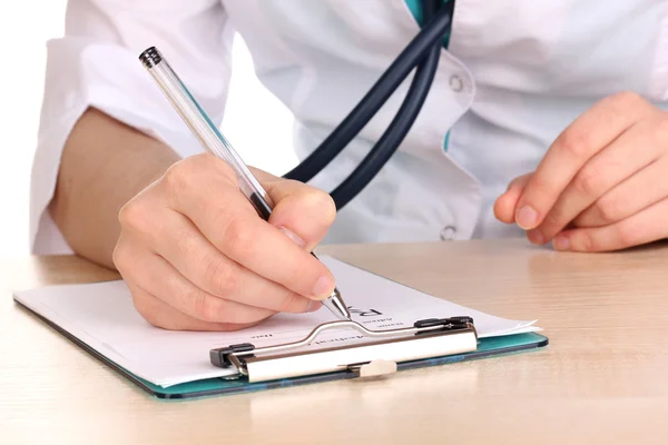 Médecin nommer des médicaments d'ordonnance pour les patients isolés sur blanc — Photo