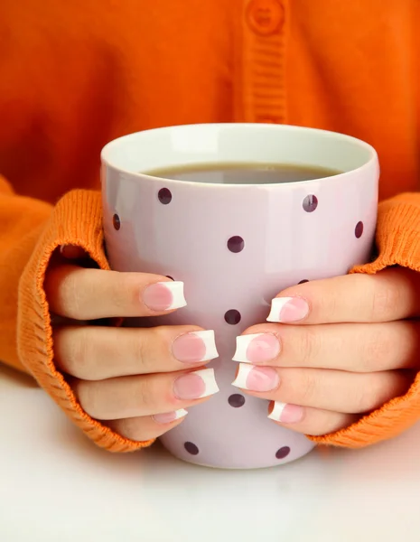 Le mani che tengono la tazza di bevanda calda, primo piano — Foto Stock