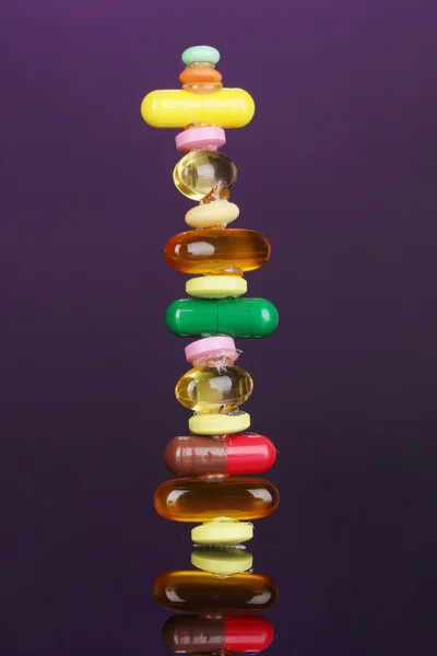Капсулы и таблетки, изолированные на черном — стоковое фото