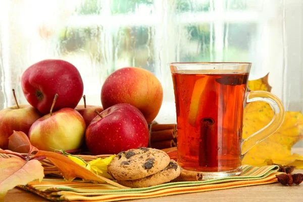 Csésze forró tea és őszi levelek, a fa tábla — Stock Fotó