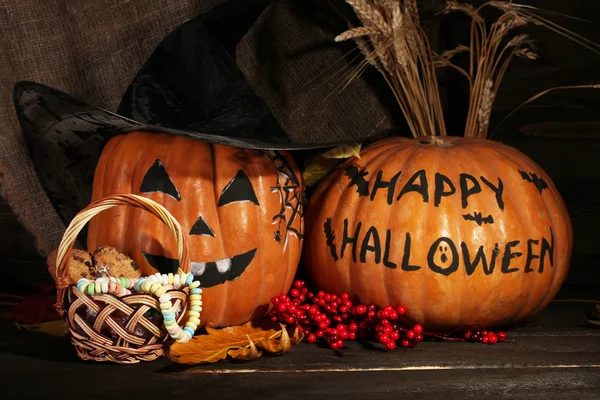 Calabazas de Halloween sobre fondo oscuro —  Fotos de Stock