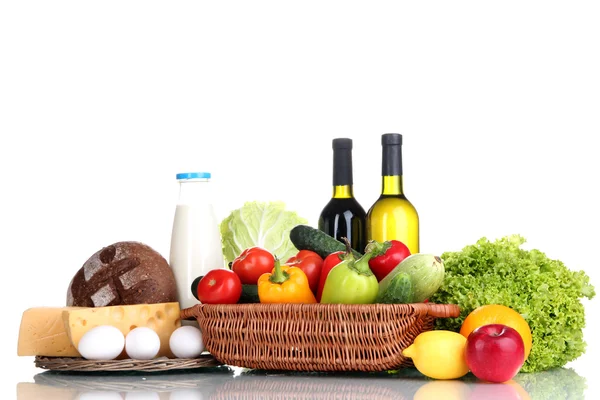 Composição com legumes e frutas em cesta de vime isolado em branco — Fotografia de Stock