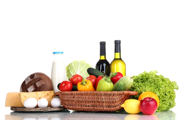 Composición con verduras y frutas en canasta de mimbre aislada sobre blanco — Foto de Stock