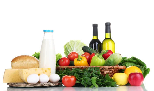 Composizione con verdure e frutta in cesto di vimini isolato su bianco — Foto Stock