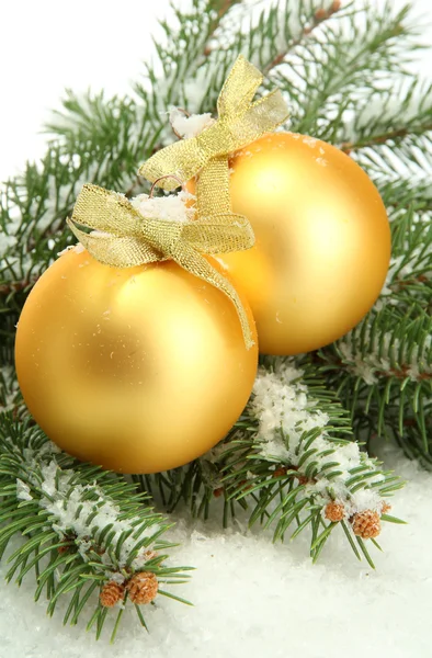 Bolas de Navidad sobre abeto con nieve, aisladas sobre blanco —  Fotos de Stock