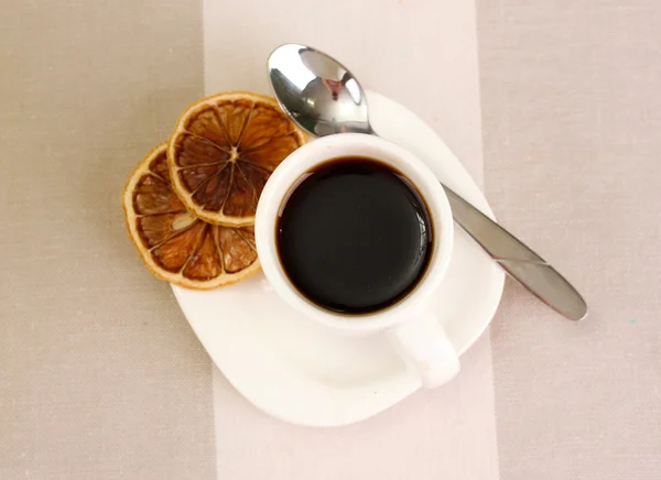 Tazza di caffè su sfondo marrone — Foto Stock