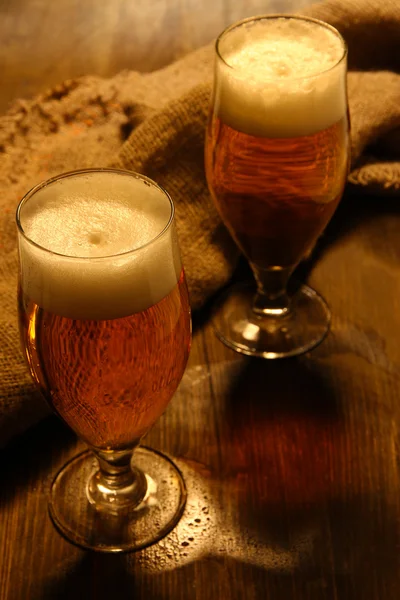 Sklenice piva na dřevěný stůl detail — Stock fotografie