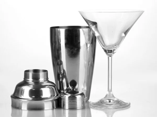 Cocktailshaker und Cocktailglas isoliert auf weiß — Stockfoto