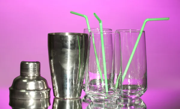 Cocktail shaker en bril op kleur achtergrond — Stockfoto