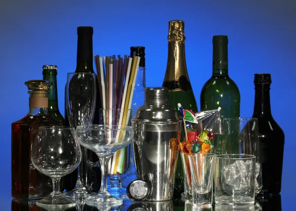 Collection de divers verres et boissons sur fond de couleur — Photo