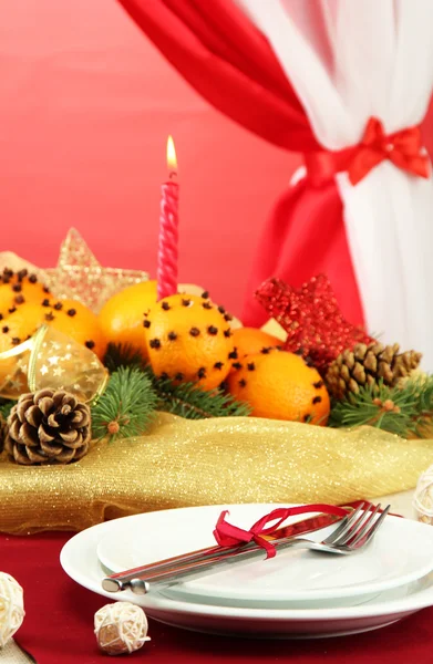みかんとモミの木と美しいクリスマス テーブル設定をクローズ アップ — ストック写真