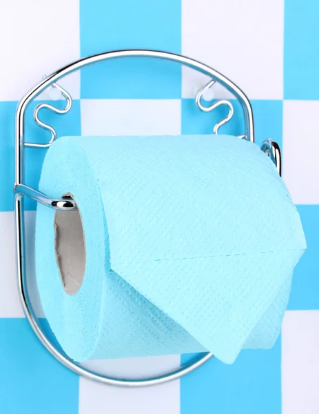 Рулон туалетной бумаги на держателе, прикрепленном к стене — стоковое фото