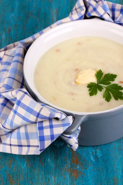 Kartoffelbrei im Topf auf blauem Holztisch — Stockfoto