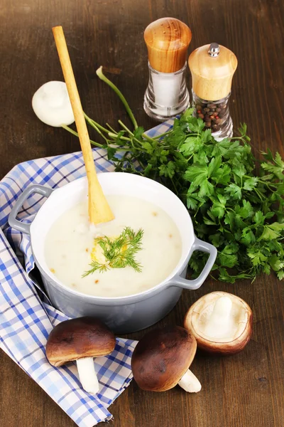 Mashed potatoes in saucepan with ingredients on wooden table — Stock Photo, Image
