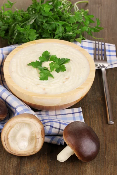 Mashed potatoes in wooden bowl with ingredients on table close-up — Stock Photo, Image
