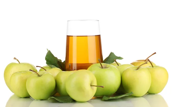 Succo di mela utile con mele intorno isolato su bianco — Foto Stock