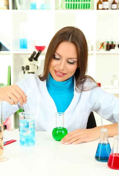 Joven científico en laboratorio — Foto de Stock