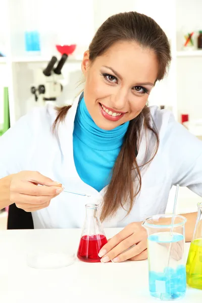 Jovem cientista em laboratório — Fotografia de Stock