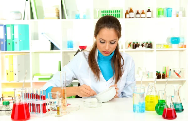 Jovem cientista em laboratório — Fotografia de Stock