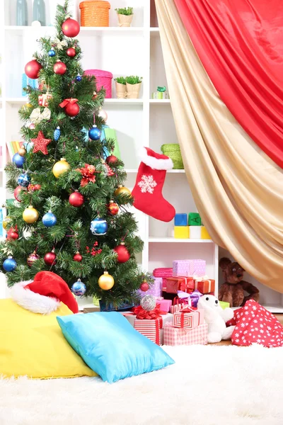 La camera è decorata con l'arredamento di Capodanno — Foto Stock