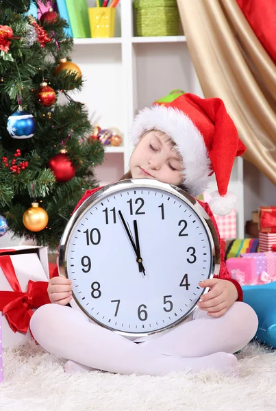 Szép kislány alvás előre az új év ünnepélyesen feldíszített teremben — Stock Fotó