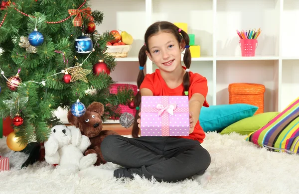 크리스마스 트리 선물 상자를 들고 어린 소녀 — 스톡 사진