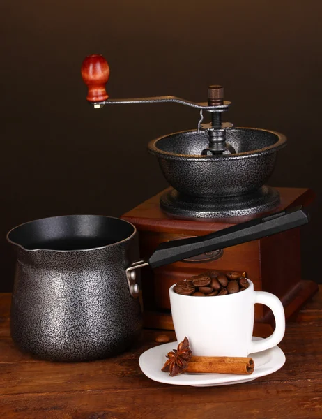 Koffie-/ theevoorzieningen met koffie molen en witte cup op houten tafel — Stockfoto
