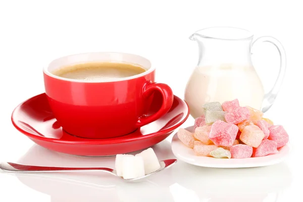 Κόκκινο φλιτζάνι καφέ με γάλα και rahat απόλαυση που απομονώνονται σε λευκό — Φωτογραφία Αρχείου