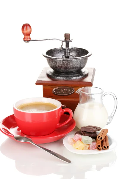 Xícara de café vermelho com delícia rahat e moinho de café isolado em branco — Fotografia de Stock